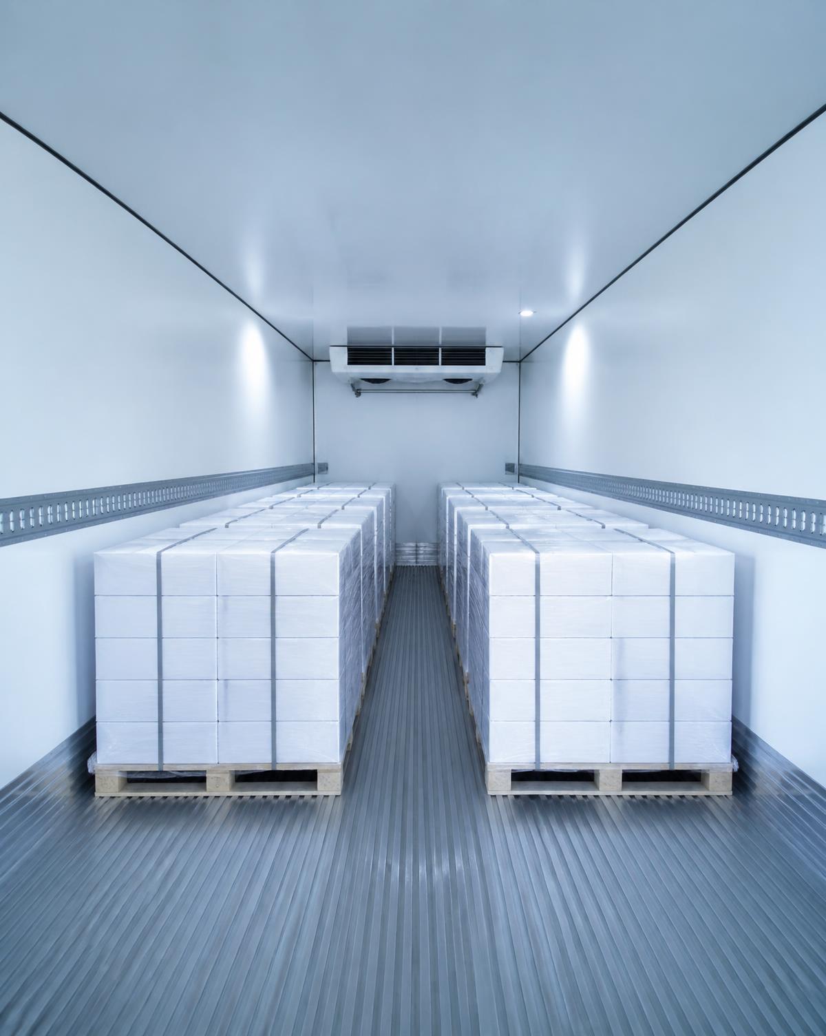 Innenraum eines Kühlaufliegers mit folierten Paletten